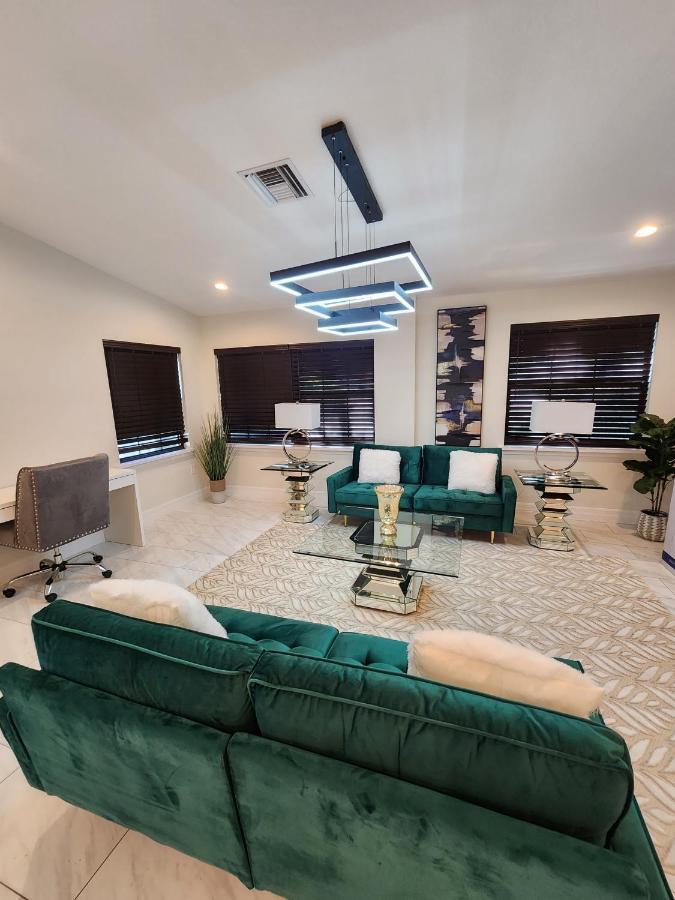 The Villa Orlando@College Park. Sleeps16 Exteriér fotografie